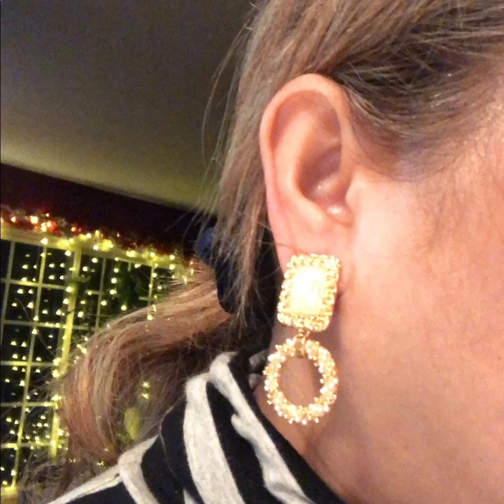 Classy Vintage Style Earrings - Picture 6 of 6